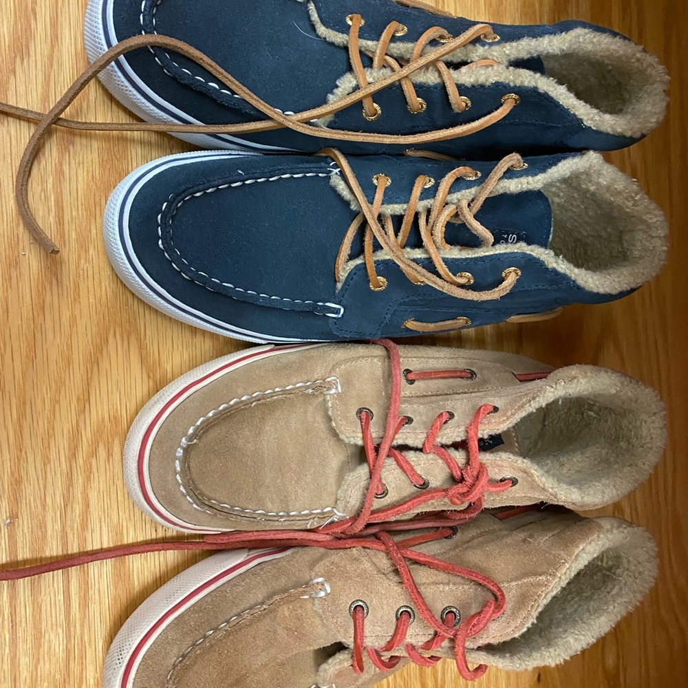 Low top sperry sneakers. Fur lining. Great winter shoe.